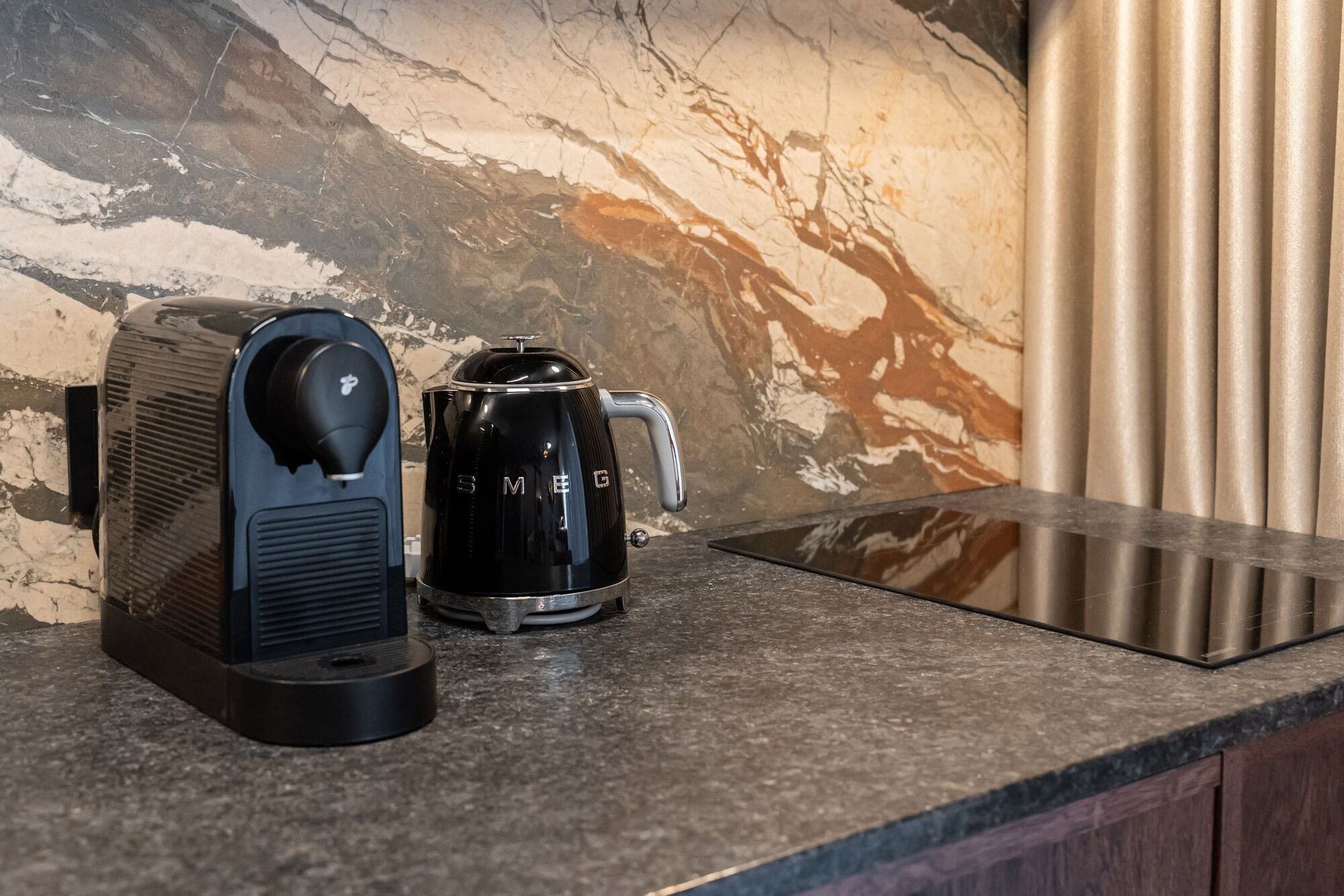 Una encimera de cocina con cafetera y hervidor.