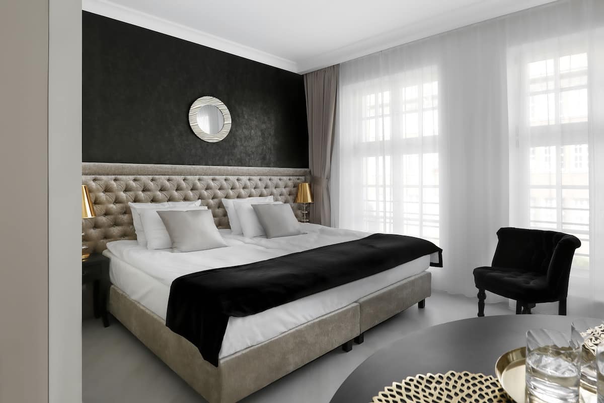 Studio (Gold, nr 3 ) | In-room safe, desk, laptop workspace, iron/ironing board