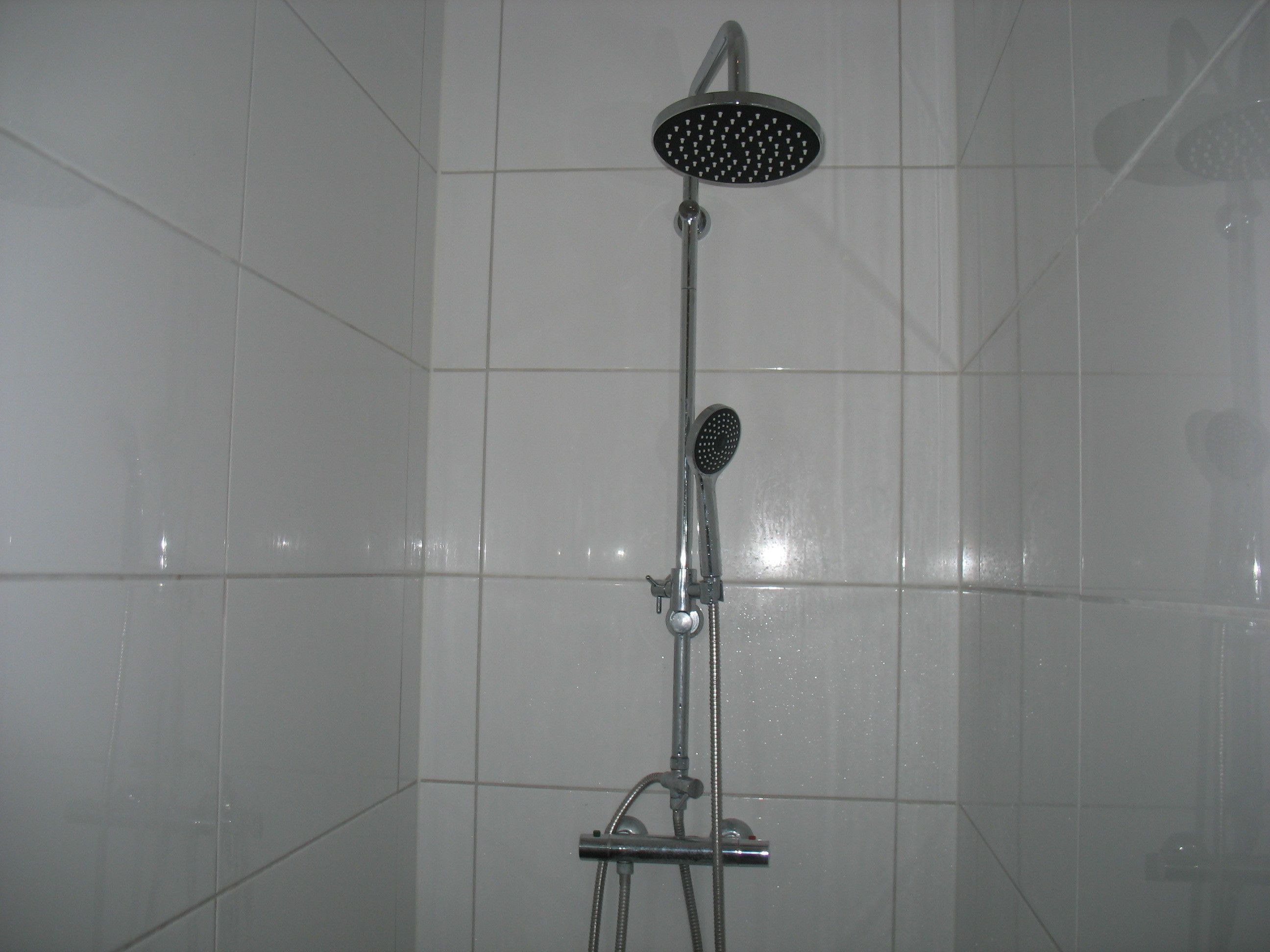 Habitación básica, baño compartido (Private Room for 6 Persons) | Ducha del cuarto de baño