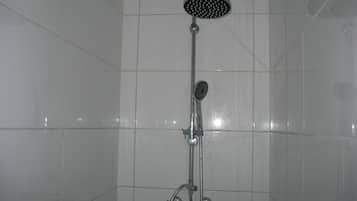 Habitación básica, baño compartido (Private Room for 6 Persons) | Ducha del cuarto de baño