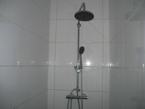 Habitación básica, baño compartido (Private Room for 6 Persons) | Regadera en el baño