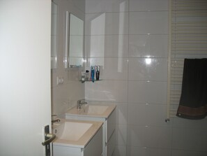 Ducha, artículos de tocador gratuitos, secador de pelo, toallas