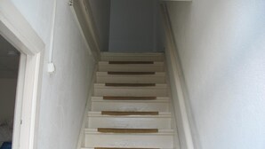A staircase with white painted steps and wooden risers. - Guest House Amsterdam - Hostel (Amsterdam)