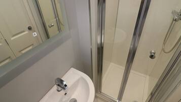Salle de bain | SĂšche-cheveux, serviettes fournies, savon, shampoing