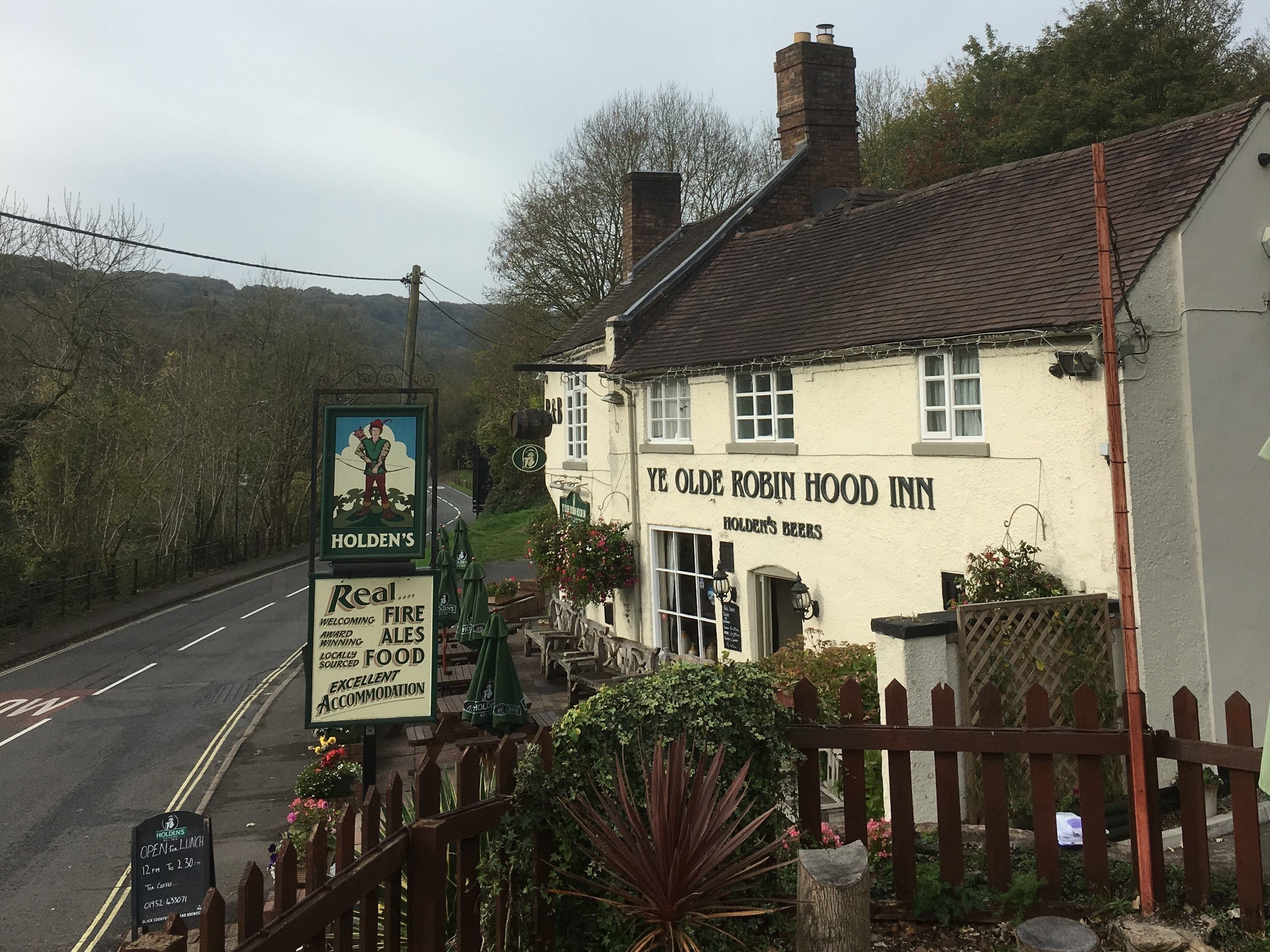 A traditional white building with a sign reading "Ye Olde Robin Hood Inn" and "Holden's Beers".