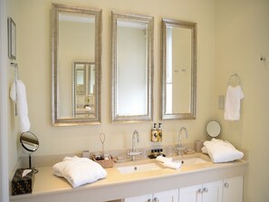 Bathroom - Gilbey's Bar & Restaurant (Windsor)