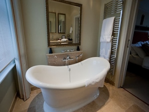 Deluxe Suite, Ensuite (Studio Suite) | Bathroom | Towels