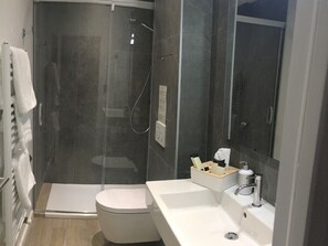 Deluxe Double Room, Private Bathroom | Bathroom - Auberge Quintessence (Roubion)