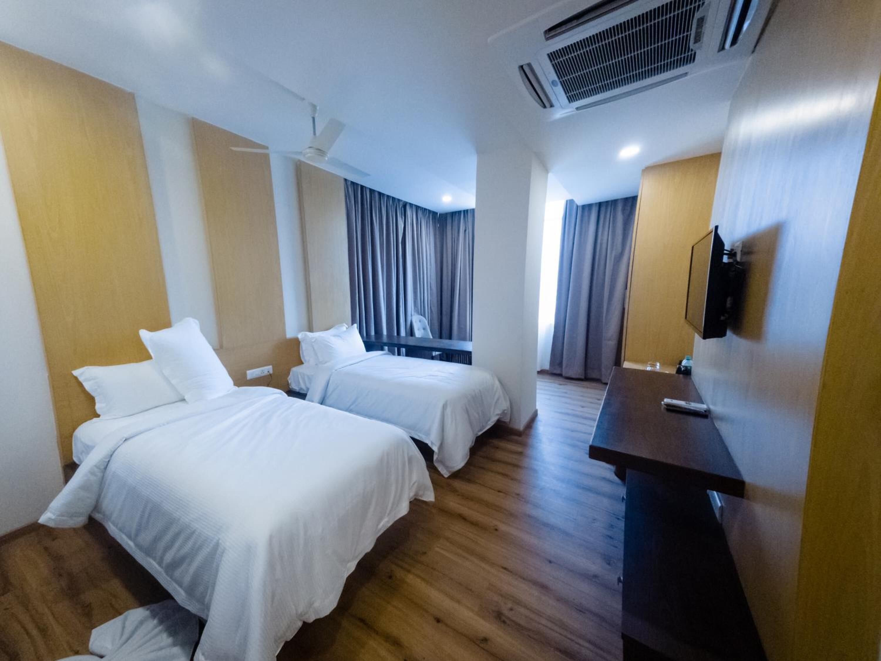 Caja fuerte, escritorio, tabla de planchar con plancha y wifi gratis