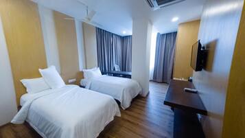 Caja de seguridad en la habitación y escritorio