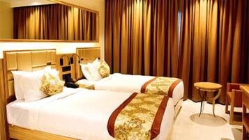 Caja de seguridad en la habitación y escritorio