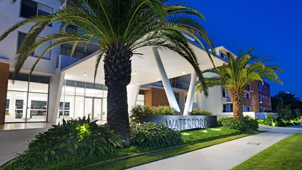 Un edificio moderno con un letrero que dice 'WATERFORD'.