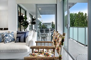 Superior Apartment, 4 Bedrooms, Pool Access, Mountain View