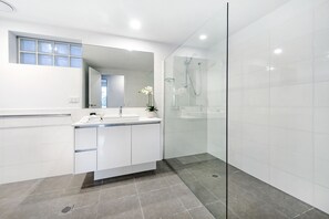 Superior Apartment, 4 Bedrooms, Pool Access, Mountain View | 4 bedrooms, premium bedding, desk, iron/ironing board - Waterford Private Apartments (Bundall)