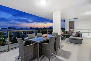 Deluxe-Apartment, 4 Schlafzimmer, Stadtblick | Essbereich im Zimmer