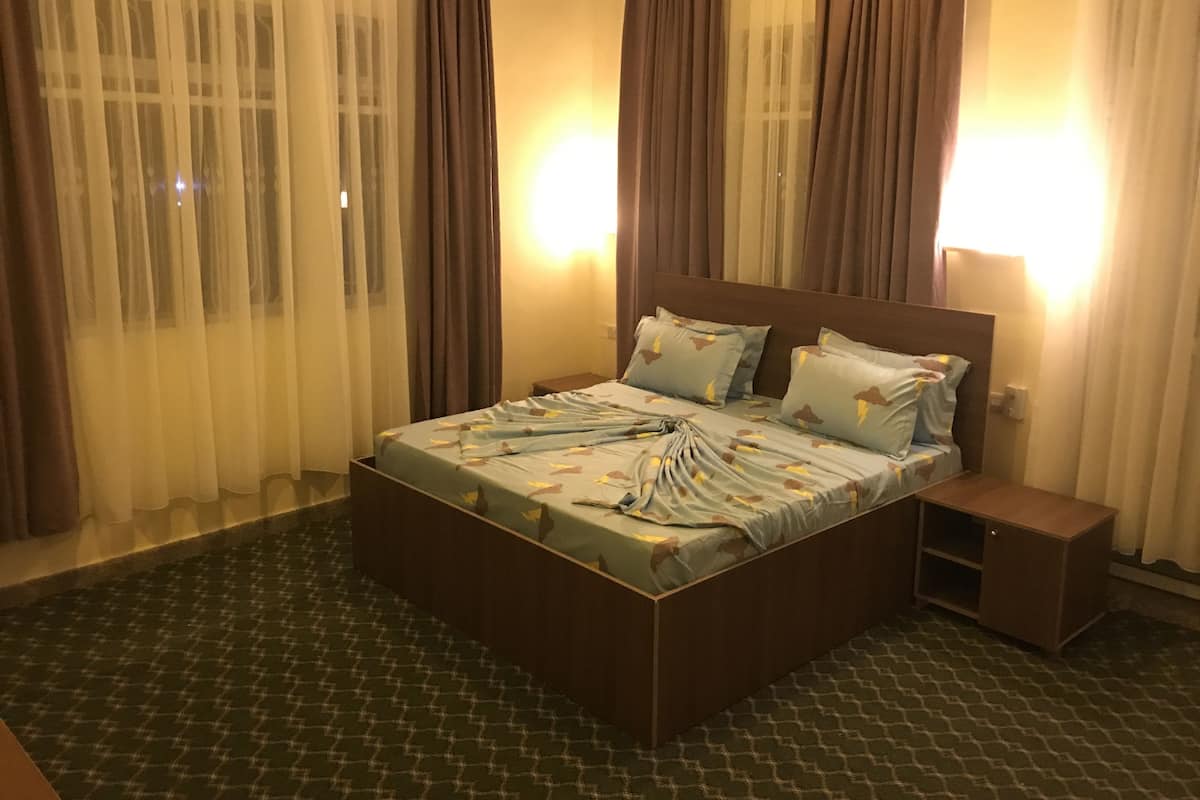 Minibar, escriptori, cortines opaques i llits addicionals