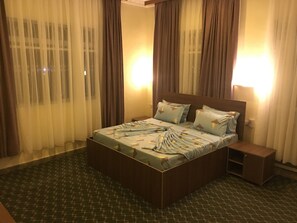 Bar mini, meja, langsir/tirai gelap terus, katil lipat simpan/tambahan 