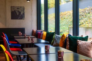 Se ofrece un desayuno autoservicio (16.00 EUR por persona)