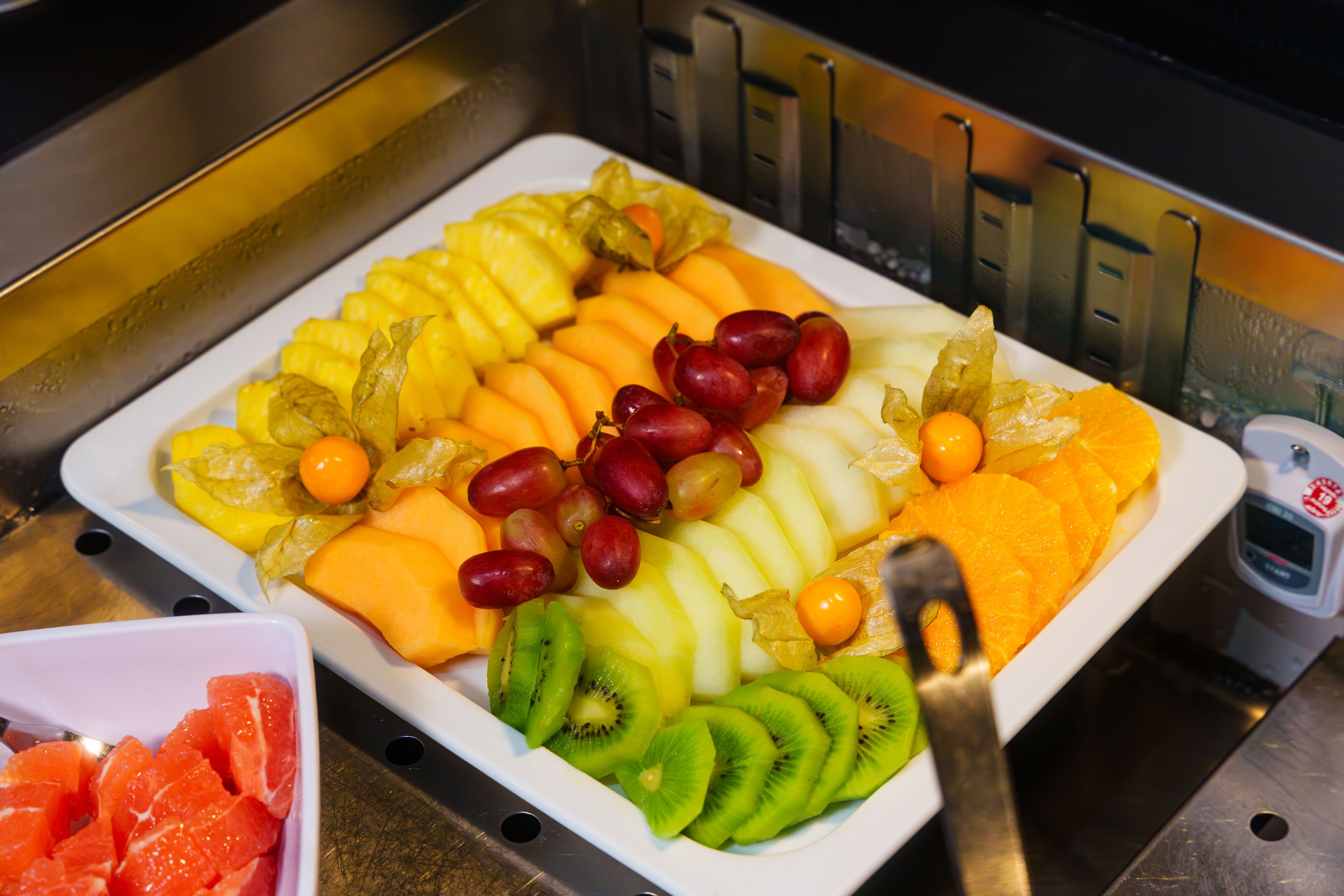 Un buffet proposant une grande variété de fruits et de légumes.