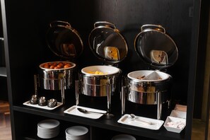 Petit déjeuner en libre-service servi tous les jours en supplément