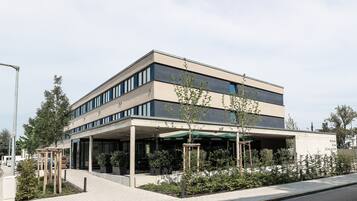 Vista frontal de la propiedad