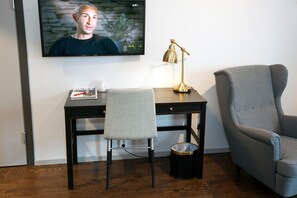 办公桌、熨斗/熨板、免费 WiFi、床单