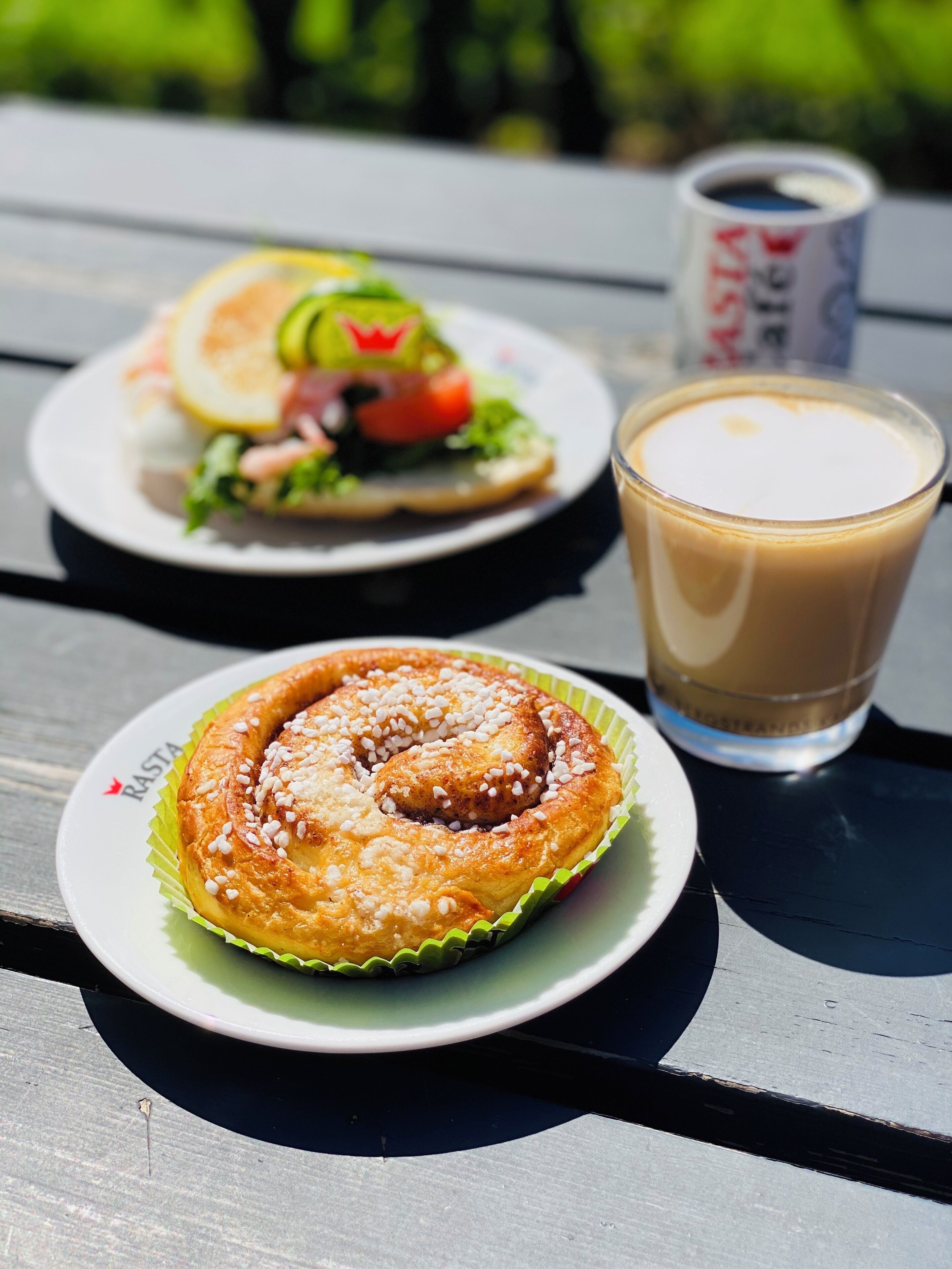 Una mesa con un pastel y una taza de café.