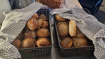 包含每日自助早餐