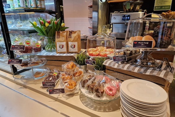 Breakfast, lunch, dinner served; local and international cuisine