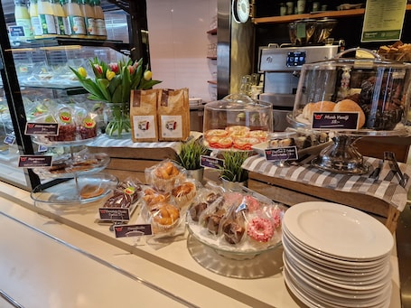 Breakfast, lunch, dinner served; local and international cuisine