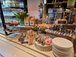 Se sirven desayunos, almuerzos, cenas y cocina local e internacional 