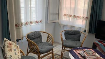 Apartamento, 2 habitaciones | Zona de estar | Una televisión LCD