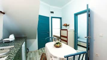 Apartment, 3 Bedrooms | Private kitchenette