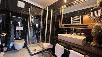 Deluxe Suite, 1 King Bed with Sofa bed, Non Smoking | Bathroom
