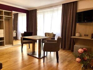 Deluxe Suite, 1 King Bed with Sofa bed, Non Smoking | In-room dining