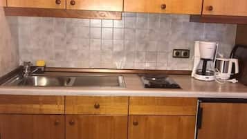 Superior Double Room, 1 King Bed, Non Smoking, Kitchenette | Private kitchenette | Fridge, stovetop, coffee/tea maker, electric kettle