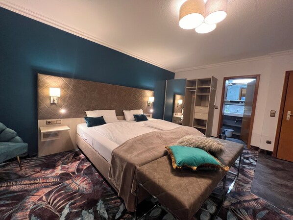 Deluxe Double Room, 1 King Bed, Kitchenette | Living area