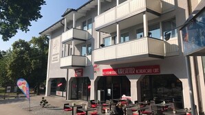 Un edificio con diversi balconi e posti a sedere all'aperto.