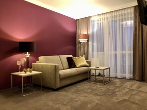 Deluxe Suite, 1 King Bed with Sofa bed, Non Smoking | Living room