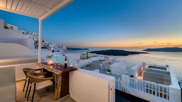 Cave Executive Suite Hot Tub | Balcony