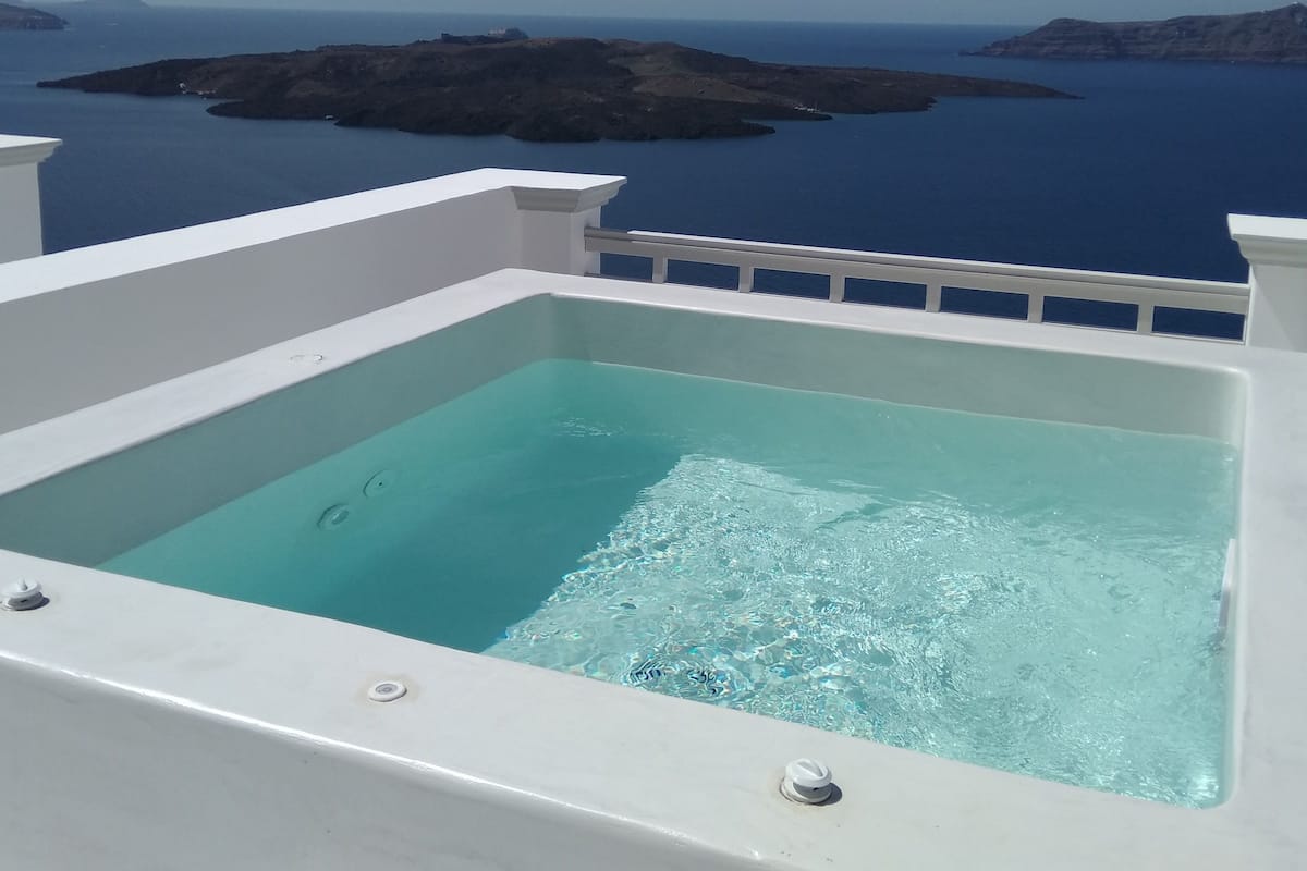 Un jacuzzi con vistas al mar y a las islas.