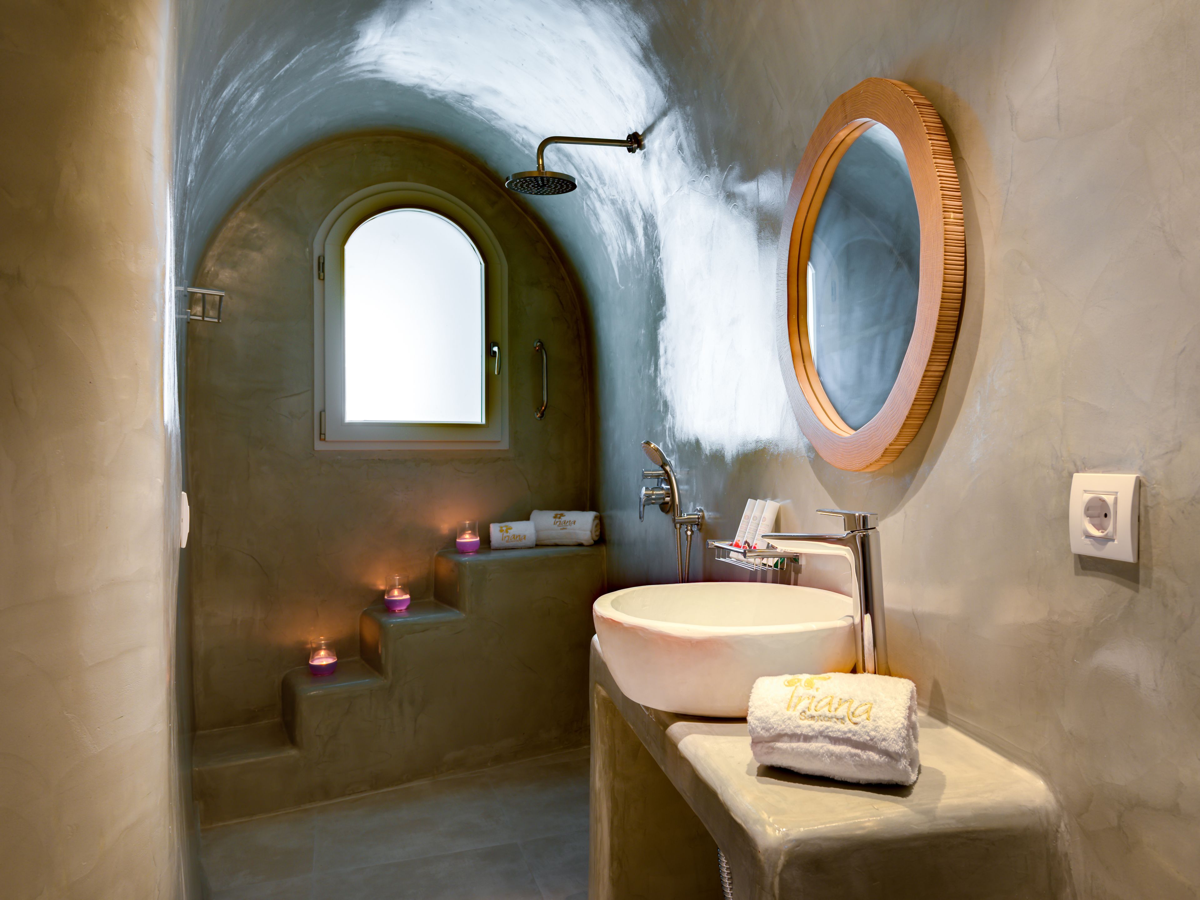 Un bagno con una vasca, un lavandino, uno specchio e una finestra.