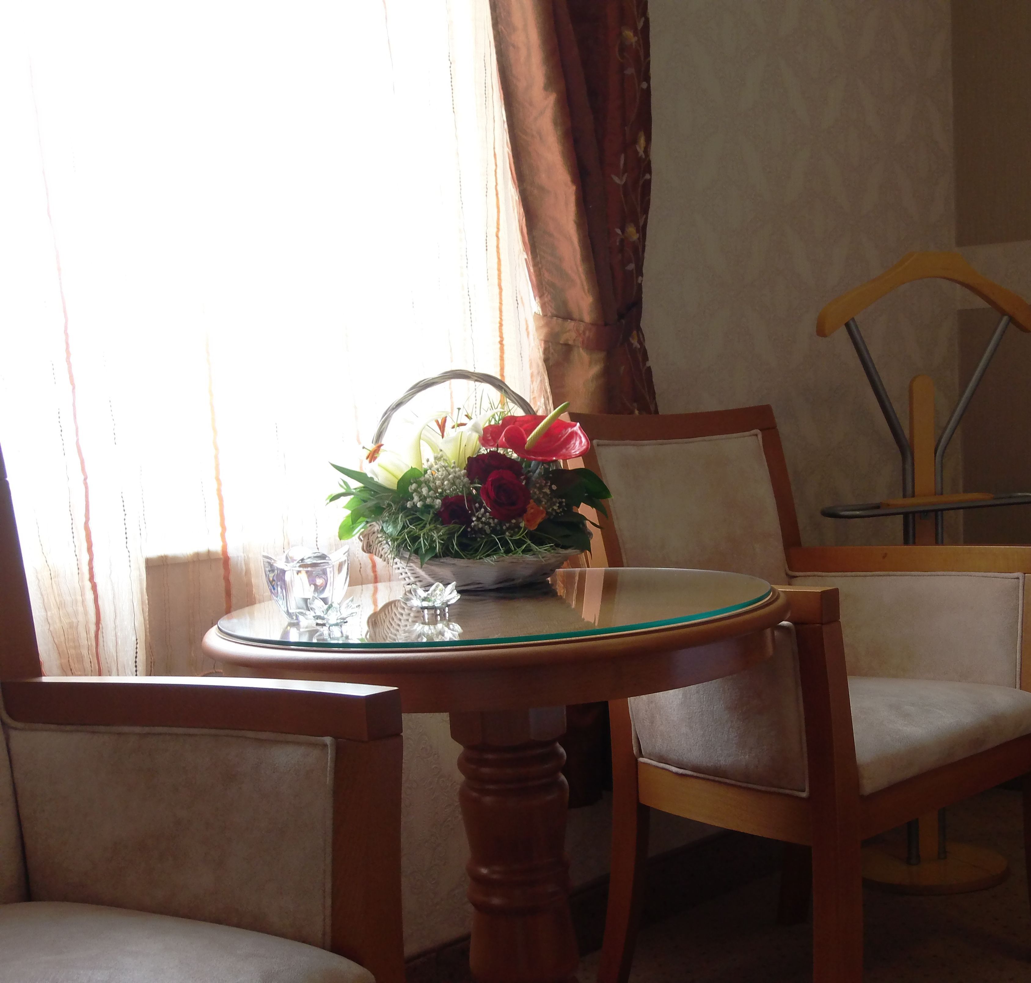 32-inch flat-screen tv with cable channels, tv, heated floors