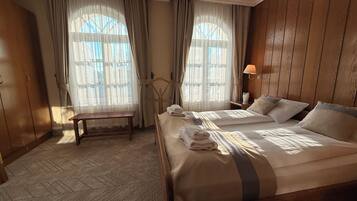 Suite | Minibar, in-room safe, desk, blackout curtains