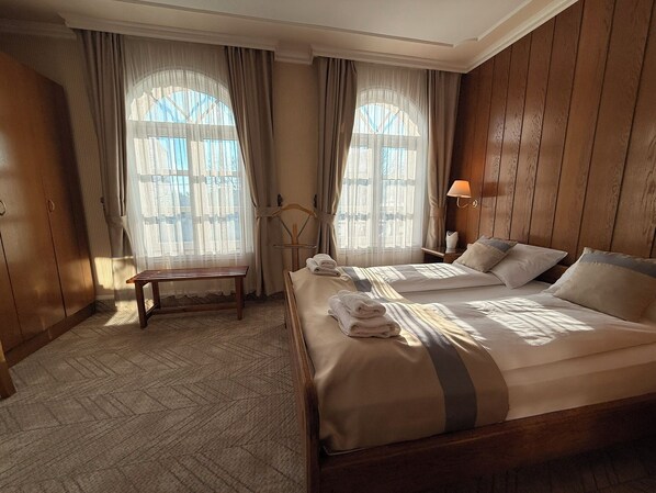 Suite | Minibar, in-room safe, desk, blackout drapes