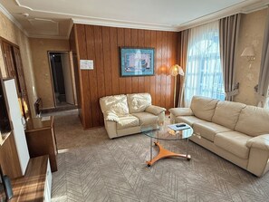 Suite | Living area | 32-inch flat-screen TV with cable channels, TV, heated floors - Hotel Lav (Belgrade)