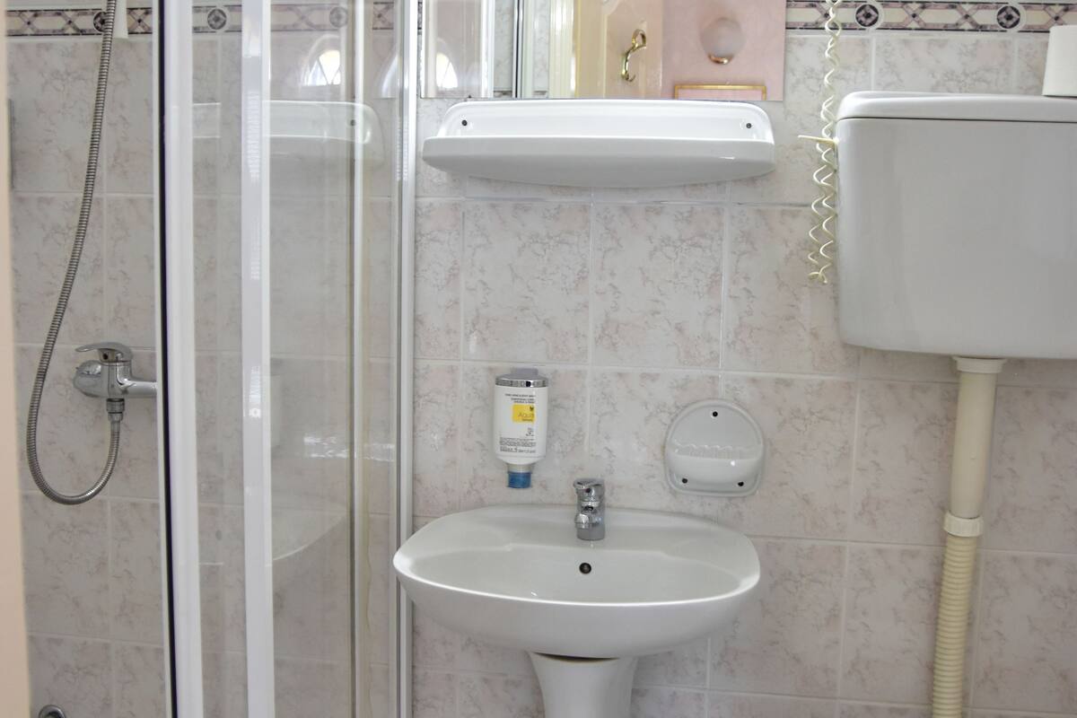 shower, free toiletries, hair dryer, towels