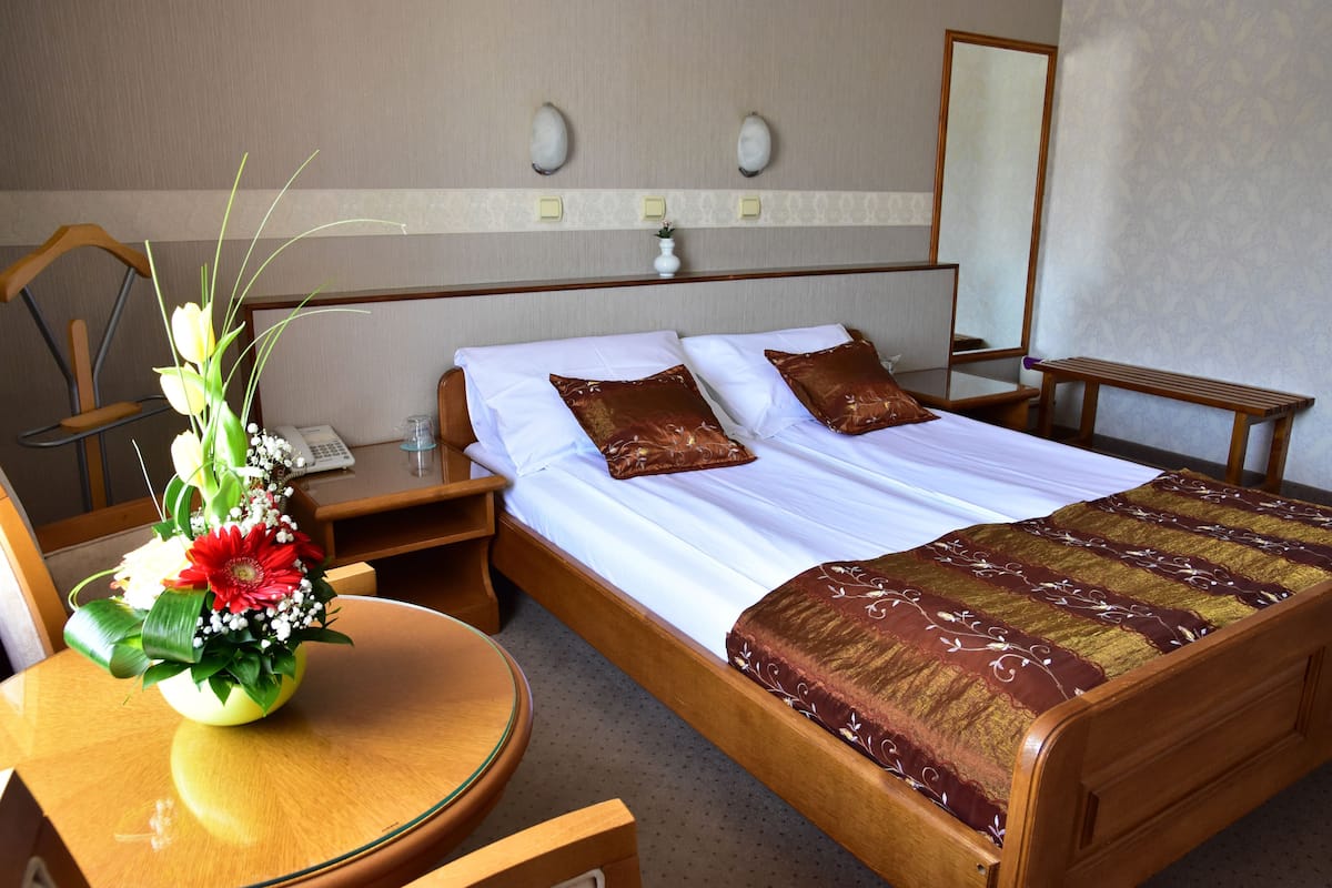Chambre Double Standard | 1 chambre, minibar, coffres-forts dans les chambres, bureau