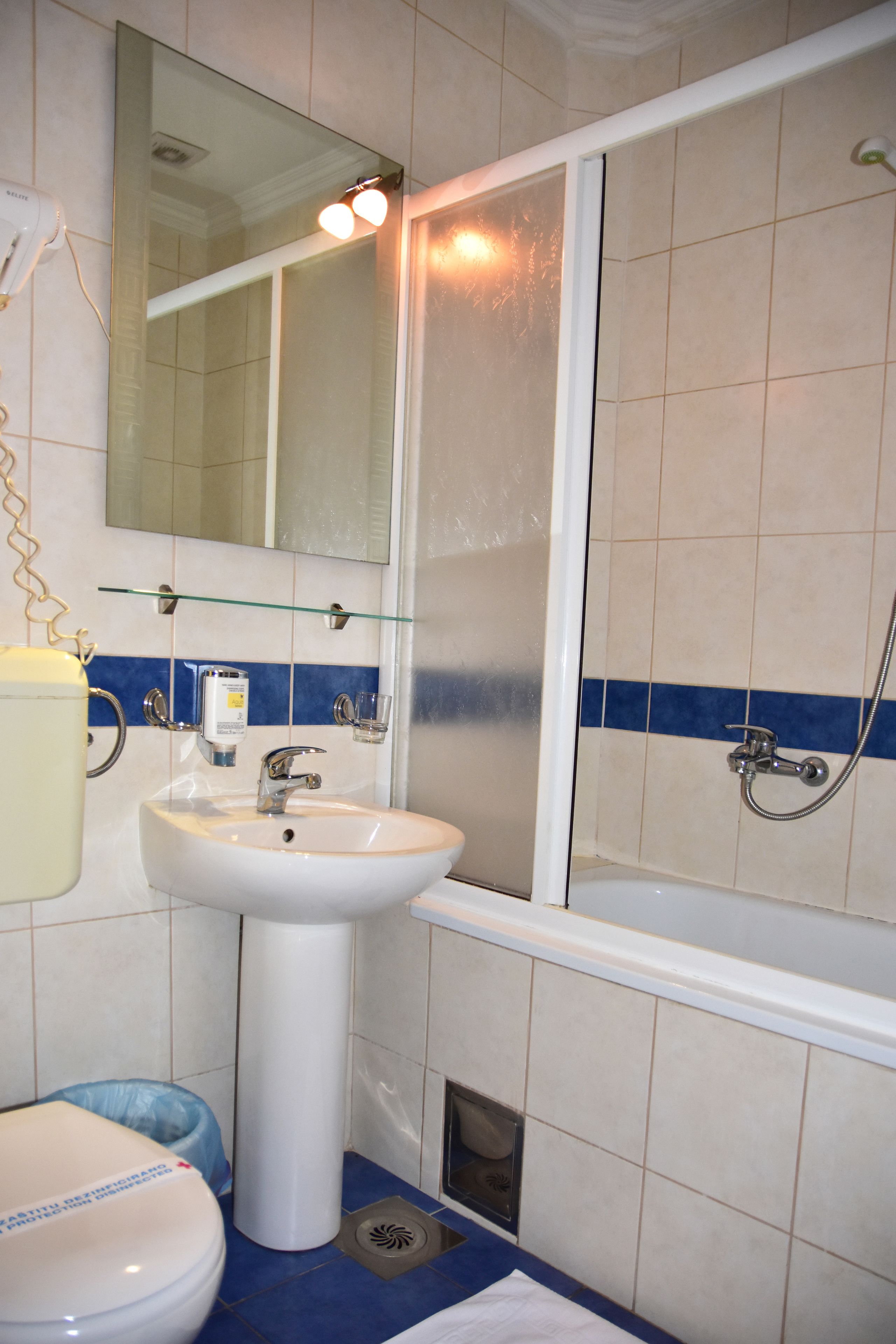 standard single room | bathroom | shower, free toiletries, hair dryer, towels