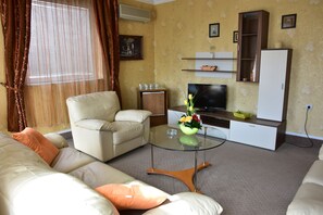 Suite | Living room | 32-inch flat-screen TV with cable channels, TV, heated floors - Hotel Lav (Belgrade)